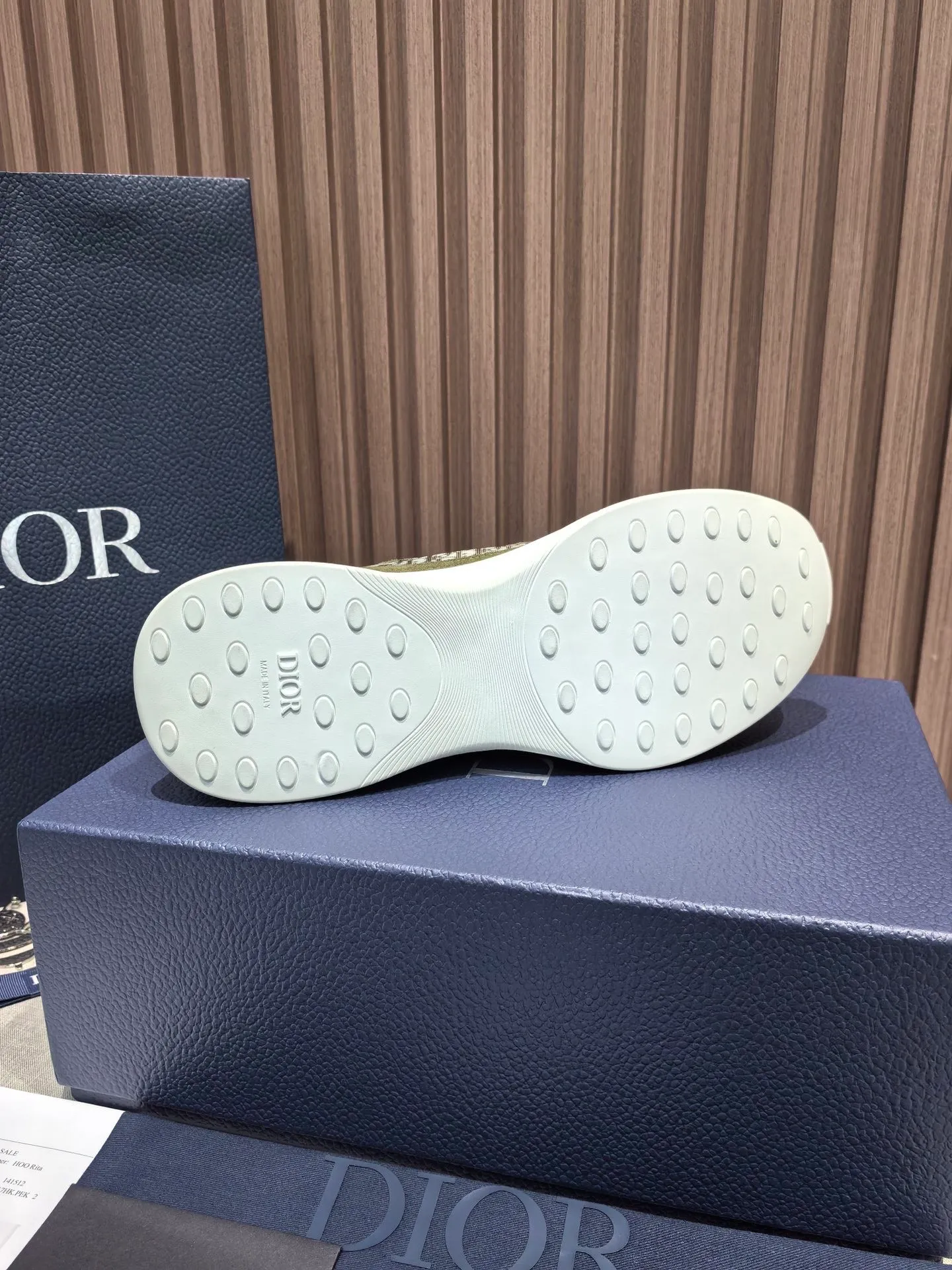 Factory price: 440💰 🔍Top purchasing agent🇮🇹 Dior's super-popular sports shoes, popular for street men, are synchronized with the new product counters. The uppers are made of Italian original imported cowhide and matched with D's customized fabrics. It is a must-have for fashionistas. The complex craftsmanship is perfectly reproduced. Imported soft cowhide foot pads, soles: original soles specially provided by the original factory, exclusive movable molded soles are super comfortable, original factory follow-up goods, 🔍🔍high quality, you can enter and exit the counter at will, welcome to compare, code number 38-45 (46 can be customized and cannot be returned or exchanged)